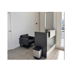 Mostrador de recepción MOBI Grafito, 120x62x105 cm, sobremostrador y zócalo blancos Mostrador de recepción MOBI Grafito, 120x62x105 cm, sobremostrador y zócalo blancos