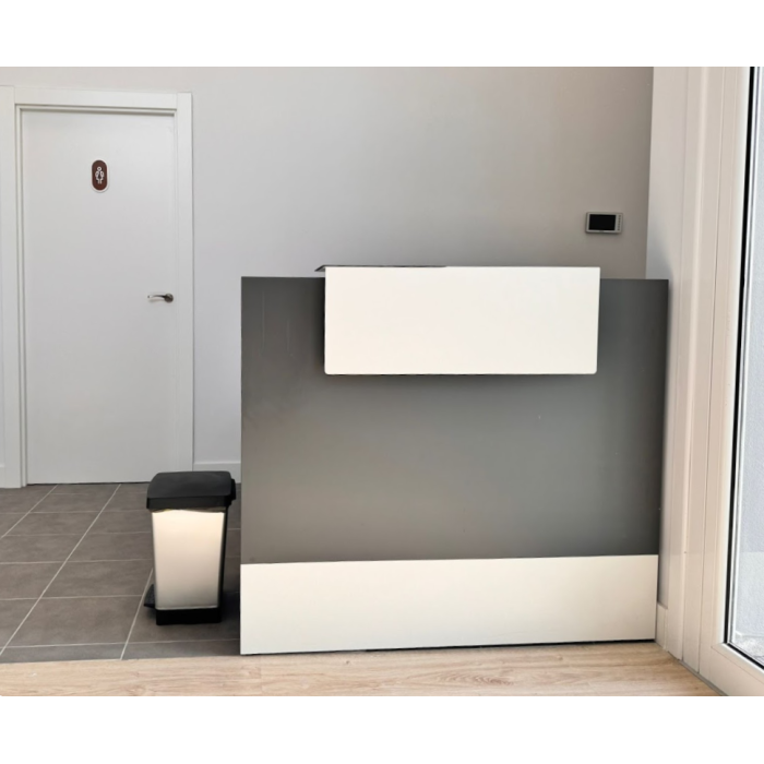 Mostrador de recepción MOBI Grafito, 120x62x105 cm, sobremostrador y zócalo blancos Mostrador de recepción MOBI Grafito, 120x62x105 cm, sobremostrador y zócalo blancos